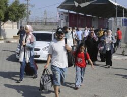 Warga Gaza Mengungsi Setelah Perbatasan Rafah Mesir Dibuka