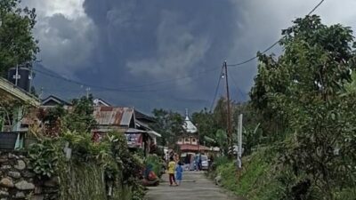 Erupsi Gunung Marapi Sumbar Menimbulkan Debu di Atas Kendaraan