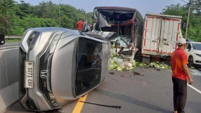 Tabrakan Beruntun di Tol Cipularang, Mobil Terbalik dan 3 Orang Terluka