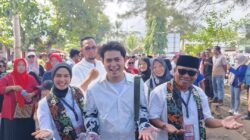 Cakra Khan mendampingi pasangan Citra-Ino saat mengajukan ke KPU Pangandaran