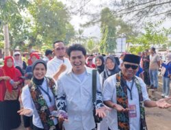 Cakra Khan mendampingi pasangan Citra-Ino saat mengajukan ke KPU Pangandaran