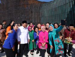 Prabowo Subianto Captures a Joyful Moment with Iriana and Mothers at IKN