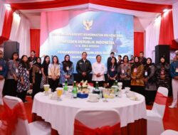 Prabowo Subianto and Jokowi Gather with Families of KRI Nanggala-402 Crew to Receive Assistance