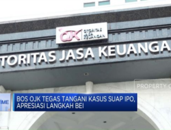 Pimpinan OJK Memberikan Penghargaan kepada Bursa Efek Indonesia atas Penanganan Kasus Suap IPO.