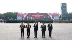 Jokowi dan Prabowo Subianto Berkendara Bersama di Jeep Pindad untuk Memeriksa Pasukan pada Upacara Keamanan Pelantikan Presiden