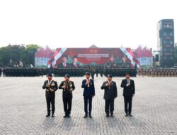 Jokowi dan Prabowo Subianto Berkendara Bersama di Jeep Pindad untuk Memeriksa Pasukan pada Upacara Keamanan Pelantikan Presiden