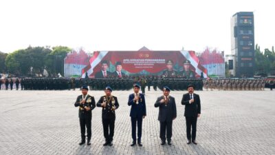 Jokowi dan Prabowo Subianto Berkendara Bersama di Jeep Pindad untuk Memeriksa Pasukan pada Upacara Keamanan Pelantikan Presiden