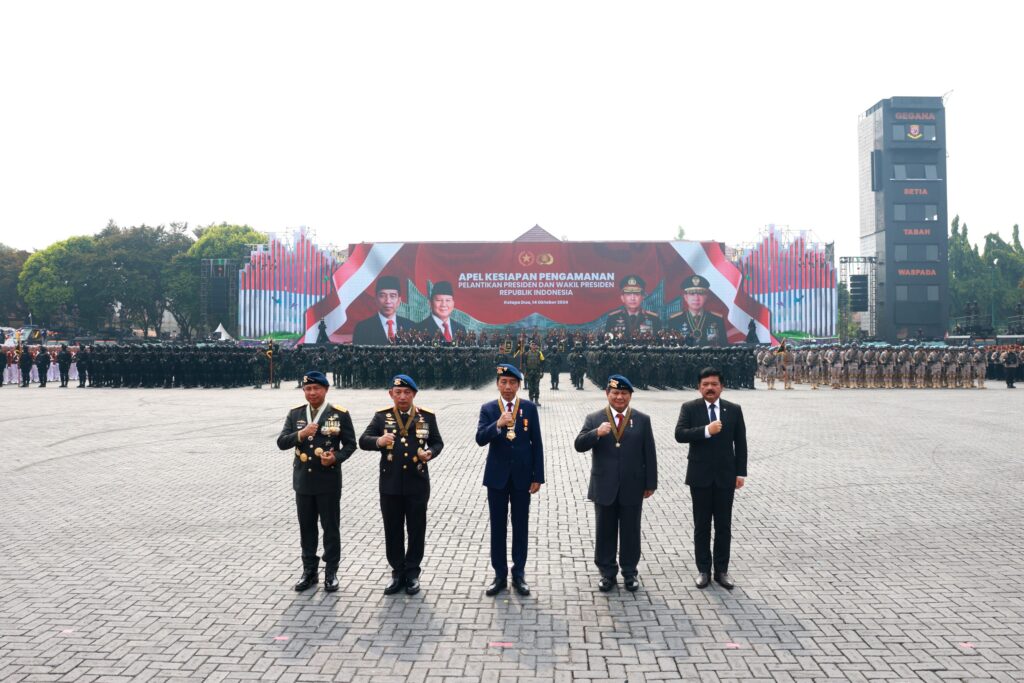 Jokowi dan Prabowo Subianto Berkendara Bersama di Jeep Pindad untuk Memeriksa Pasukan pada Upacara Keamanan Pelantikan Presiden