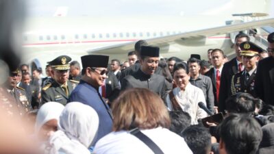 Prabowo Subianto accompanies Jokowi to Halim Air Base, wishing him the best in his future endeavors