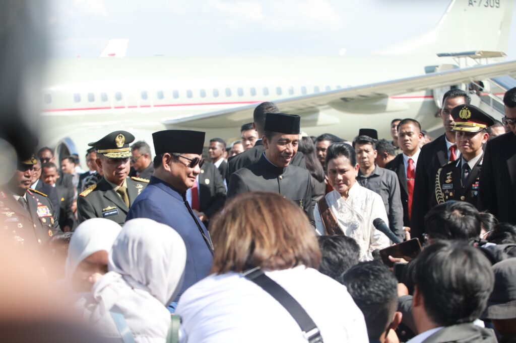 Prabowo Subianto accompanies Jokowi to Halim Air Base, wishing him the best in his future endeavors