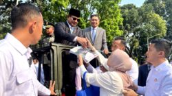 Tears of Happiness and Prayers as People Encounter Prabowo Subianto: “I Finally Received His Autograph”