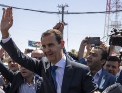 “Diktator Bashar Al-Assad: Presiden berkat Bapak dan Hapus Batas Umur”