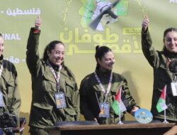 Senyum Lebar Tentara Wanita Israel: Bebas dari Hamas
