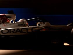 Verstappen Taklukkan Alonso di Pole GP Jepang