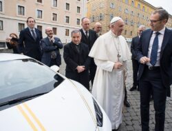 Paus Fransiskus Membawa Pesan Keberlimpahan di Tengah Paceklik Ferrari