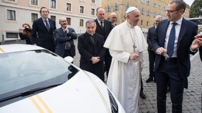 Paus Fransiskus Membawa Pesan Keberlimpahan di Tengah Paceklik Ferrari