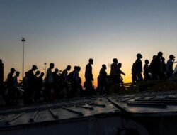 Kapal Imigran Tiba di Pulau Kreta Yunani, Wisatawan Panik