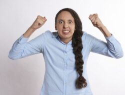7 Cara Ampuh Mengendalikan Emosi dan Tetap Tenang Saat Marah
